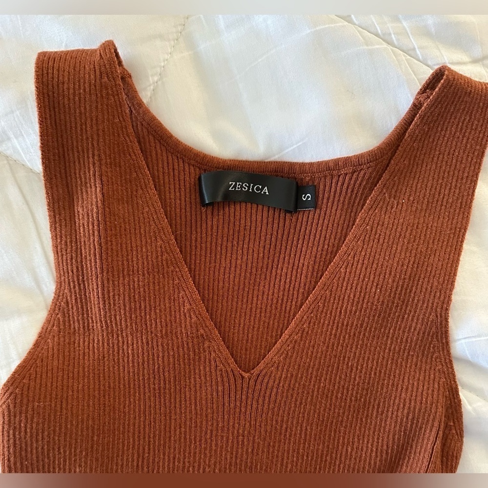 Zesica size small gently worn women’s sleeveless sweater - Picture 3 of 5